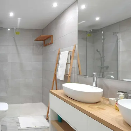 2033 Modern 3 Bed Large Terrace With Sun Loungers 马尔韦利亚