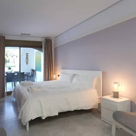 2033 Modern 3 Bed Large Terrace With Sun Loungers 马尔韦利亚