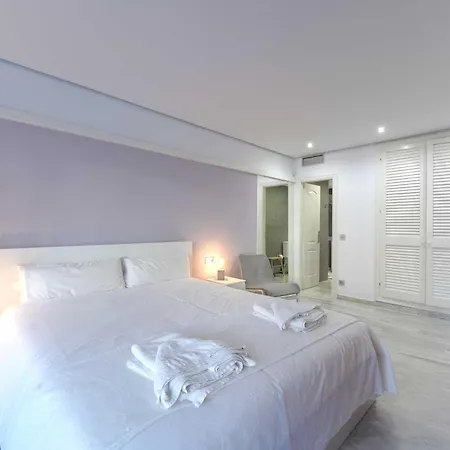 2033 Modern 3 Bed Large Terrace With Sun Loungers Apartman