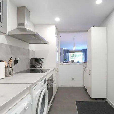 2033 Modern 3 Bed Large Terrace With Sun Loungers